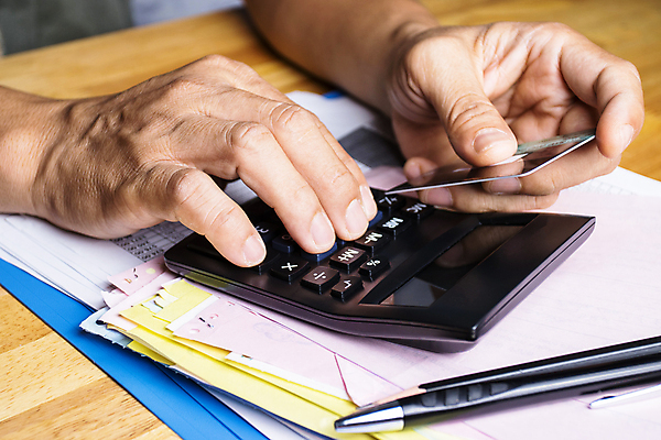 포토 JPG 해외이미지 직업 손 남자 종이 컨셉 돈 비즈니스 설계 관리 사람없음 금융 자료 업무 종업원 분석 보고서 문서 회계 수입 비용 해외포토 사람 신체부위 경제 작업 재산 파일형식 이미지허브