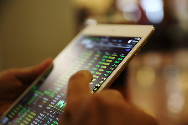 포토 JPG 해외이미지 손 탁자 그래프 들기 아웃포커스 신체부위 태블릿 소프트포커스 주식 분석 투자 해외포토 가구 컨셉 비즈니스 모션 촬영기법 사람 금융 전자제품 스마트기기 파일형식 이미지허브