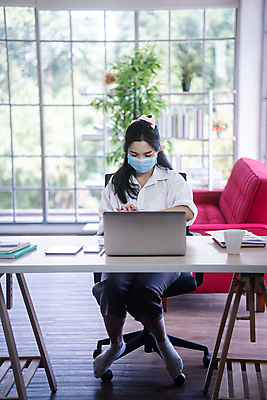 포토 JPG 해외이미지 직업 학생 라이프스타일 디자인 여자 행복 아시아 커피 거실 인터넷 비즈니스 통신 학교 태국 주택 한명 미소 사람 앉기 동양인 노트북 컴퓨터 사무실 알약 업무 비즈니스우먼 책상 온라인 해외포토 1 교육 감정 나라 음료 가구 모션 표정 인종 건물 생활 전자제품 약 작업 직장인 파일형식 이미지허브