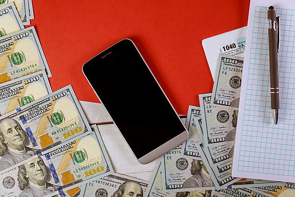 포토 JPG 해외이미지 지폐 돈 비즈니스 사람없음 금융 스마트폰 사무실 달러 미국 저축 문서 결제 수익 회계 계산서 계좌 마감 세금 수입 예산 정부 환불 과세 해외포토 북아메리카 경제 핸드폰 스마트기기 재산 파일형식 이미지허브