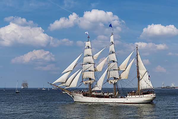 포토 JPG 해외이미지 유럽 바다 여행 요트 교통시설 모션 하늘 바람 휴가 항해 사람없음 목재 물 여름 파란색 강 노란색 여행객 맑음 골동품 흰색 깃발 보트 역사 클래식 큼 크루즈 복고 출퇴근 함선 해적 네비게이션 발견 돛대 레가타 옛날 통근 해외포토 자연요소 나무 계절 나라 컬러 교통 컨셉 배_교통 비즈니스 재료 날씨 사람 크기 도둑 시설 출근 파일형식 이미지허브