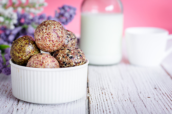 포토 JPG 해외이미지 접시 음식 백그라운드 다이어트 과일 재료 공 디저트 건강 사탕 사람없음 목재 초콜릿 에너지 견과류 시골 원형 날짜 사발 달콤 맛 아침식사 가루 유기농 날것 대추 코코넛 아몬드 꿀 코코아 단백질 바닐라 채식주의자 크랜베리 핸드메이드 비건 해외포토 도형 나무 식기 웰빙 열매 음료 컨셉 식사 사기그릇 채식 영양소 파일형식 이미지허브