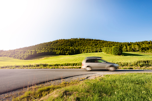 포토 JPG 해외이미지 나무 유럽 도로 여행 교통시설 모션 자동차 자연 하늘 노르웨이 풍경 사람없음 야외 초록색 여름 파란색 운전 흰색 시골 고속도로 아스팔트 언덕 속도 장면 루트 블러 스칸디나비아 자동 해외포토 식물 계절 나라 길 육상교통 컬러 교통 시설 생태계 파일형식 이미지허브