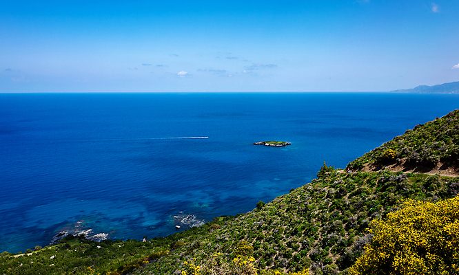 포토 JPG 해외이미지 나무 공원 유럽 모래 바다 섬 여행 자연 하늘 산 파노라마 사람없음 야외 초록색 물 파란색 뷰티 항구 산책로 투명 보트 지중해 내추럴 전국 해외포토 자연요소 식물 공공시설 나라 길 컬러 배_교통 교통시설 촬영기법 생태계 파일형식 이미지허브