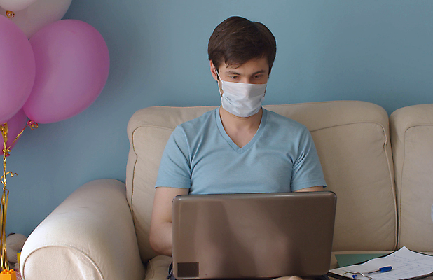 포토 JPG 해외이미지 백인 직업 남자 인터넷 비즈니스 주택 실내 가면 한명 안전 사람 성인 내부 노트북 컴퓨터 약 건강관리 환경 방 업무 작업 비즈니스맨 보호 위험 예방 멀리 온라인 전염병 해외포토 서양인 1 컨셉 의학 건강 관리 건물 전자제품 직장인 질병 파일형식 이미지허브