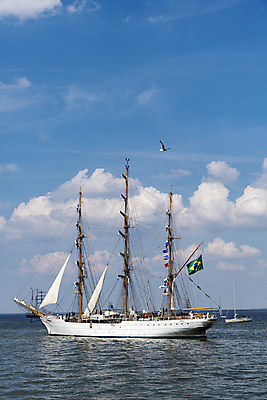 포토 JPG 해외이미지 유럽 스포츠 바다 여행 요트 교통시설 모션 하늘 휴가 항해 사람없음 여름 파란색 여행객 항구 맑음 골동품 깃발 만 보트 역사 클래식 큼 크루즈 지중해 복고 출퇴근 함선 해적 포트 네비게이션 발견 돛대 레가타 옛날 통근 해외포토 계절 나라 컬러 교통 컨셉 배_교통 비즈니스 날씨 사람 크기 도둑 시설 출근 파일형식 이미지허브