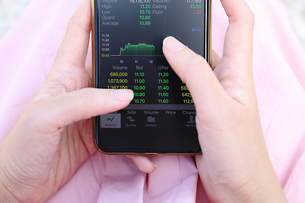 포토 JPG 해외이미지 손 그래프 들기 신체부위 스마트폰 주식 분석 투자 해외포토 컨셉 비즈니스 모션 사람 금융 핸드폰 스마트기기 파일형식 이미지허브