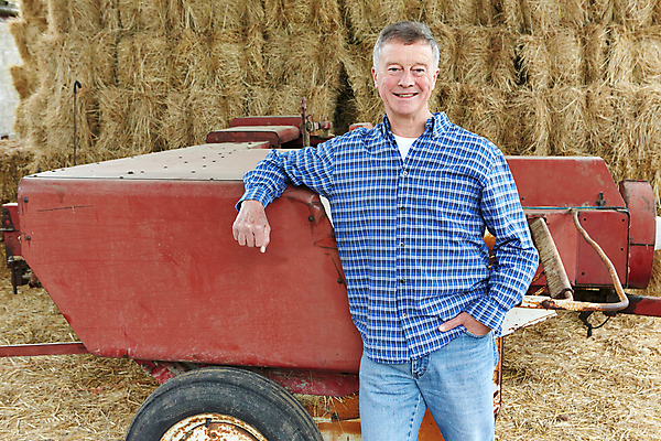포토 JPG 해외이미지 백인 응시 남자 행복 중년 농업 한명 야외 가로 농장 기계 장비 작업 볏짚 60대 농부 밀짚 외양간 밭일 옛날 세련 해외포토 서양인 직업 1 시선 노년 감정 산업 사람 성인 짚 파일형식 이미지허브