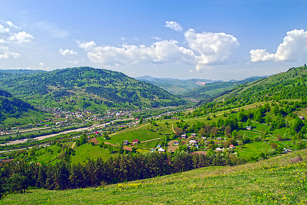 포토 JPG 해외이미지 나무 유럽 도로 여행 밭 농업 자연 하늘 산 주택 안테나 사람없음 야외 초록색 파란색 농장 농경지 마을 환경 계곡 맑음 봄 시골 숲 땅 언덕 시골집 장면 내추럴 밭일 해외포토 식물 계절 나라 산업 길 컬러 통신 교통시설 날씨 건물 생태계 파일형식 이미지허브
