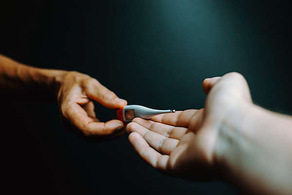 포토 JPG 해외이미지 백인 손 백그라운드 셔츠 건강 피곤 사람 성인 사람없음 약 머리 어둠 고통 터치 추위 열 바이러스 질병 온도계 시원함 묘사 보케 두통 온도 고립 넘어짐 돌봄 이마 인플루엔자 해로움 사스 해외포토 서양인 감정 컨셉 상의 의학 모션 신체부위 파일형식 이미지허브