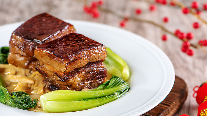 포토 JPG 해외이미지 접시 실내 돼지고기 사람없음 아웃포커스 중식 청경채 나무도마 동파육 나무배경 해외포토 식기 음식 백그라운드 채소 도마 촬영기법 육류 내부 목재 파일형식 이미지허브