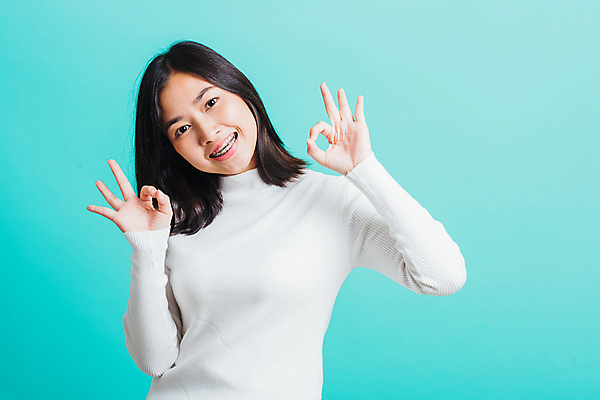 포토 JPG 해외이미지 백인 손 여자 행복 얼굴 백그라운드 손가락 태국 갈색머리 건강 치과 한명 미소 사람 동양인 성인 파란색 카메라 자신감 입 치아 OK 심볼 입술 사인 치과의사 긍정 고립 해외포토 서양인 1 헤어스타일 감정 아시아 컬러 컨셉 표정 병원 인종 손짓 신체부위 전자제품 의사 소화기관 파일형식 이미지허브