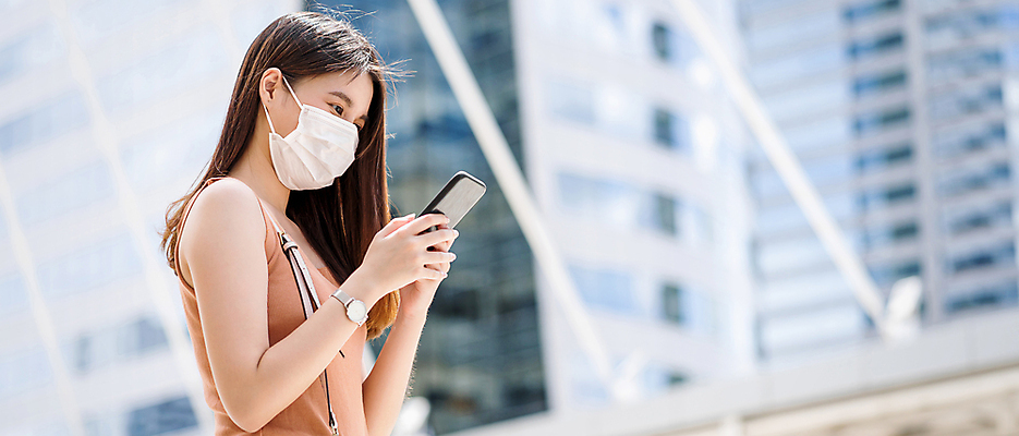 포토 JPG 해외이미지 주간 여자 여행 청소년 한국 마스크 한명 들기 동양인 상반신 야외 10대 스마트폰 십대여자한명만 해외포토 자연요소 1 아시아 모션 사람 인종 핸드폰 스마트기기 여자한명만 십대여자만 파일형식 이미지허브