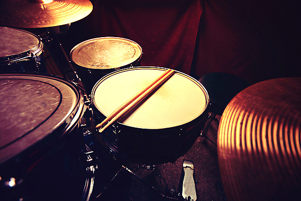 포토 JPG 해외이미지 직업 접시 디자인 음악 놀이 타악기 사람없음 파란색 빛 세트 금속 어둠 힘 소리 콘서트 장비 수확 흰색 기구 악단 떨어짐 은색 묘사 오브젝트 속도 드럼 롤 드러머 드럼스틱 리듬 뮤지컬 베이스 소셜네트워크 해외포토 식기 악기 컬러 컨셉 농업 재질 현악기 문화예술 공연 파일형식 이미지허브