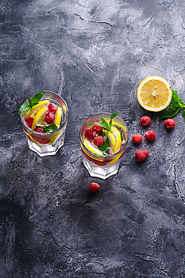 포토 JPG 해외이미지 잔 사람없음 하이앵글 신선 레몬 레모네이드 민트 슬라이스 산딸기 콘크리트 해외포토 식기 뷰포인트 과일 허브 에이드 파일형식 이미지허브