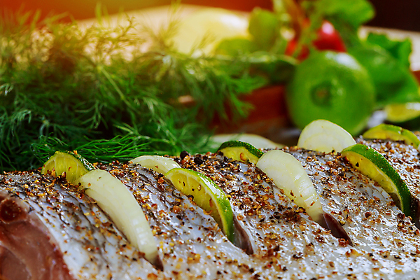 포토 JPG 해외이미지 접시 다이어트 재료 건강 육류 어류 요리 사람없음 주방 식당 식사 저녁식사 튀김 신선 맛 그릴 바비큐 굽기 지중해 먹기 레몬 허브 해산물 향신료 준비 날것 머리위 소금 라임 레시피 후추 성분 로즈메리 점심식사 절임 핸드메이드 해외포토 식물 식기 음식 바다 컨셉 과일 식재료 모션 주방용품 상점 수중동물 구이 향미료 파일형식 이미지허브