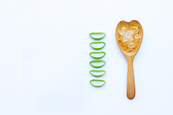 포토 JPG 해외이미지 스튜디오촬영 단면 실내 사람없음 하이앵글 뷰티 흰배경 나무숟가락 알로에 해외포토 식물 뷰포인트 백그라운드 내부 숟가락 흰색 파일형식 이미지허브