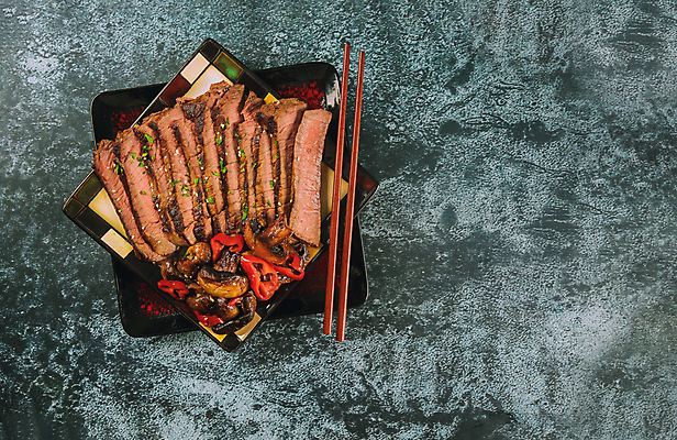 포토 JPG 해외이미지 접시 음식 젓가락 고추 육류 스테이크 요리 비프스테이크 사람없음 목재 식당 식사 저녁식사 버섯 소고기 뜨거움 양념 중앙 그릴 바비큐 자르기 굽기 허브 허리 향신료 슬라이스 후추 점심식사 단백질 대두 등심 정육점 해외포토 나무 식물 식기 채소 식재료 재료 모션 주방용품 서양음식 수저 신체부위 상점 구이 영양소 향미료 파일형식 이미지허브