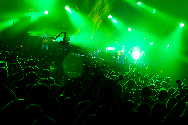 포토 JPG 해외이미지 실루엣 음악 여러명 뒷모습 초록색 빛 축제 콘서트 군중 스포트라이트 해외포토 뷰포인트 컬러 다수 문화예술 촬영기법 사람 공연 파일형식 이미지허브