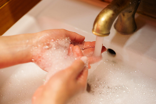 포토 JPG 해외이미지 손 어린이 신체 건강 관리 사람 사람없음 물 목욕 거품 젖음 욕실 액체 씻기 빨래 청소 싱크대 수도꼭지 비누 돌봄 위생관리 해외포토 자연요소 가사 모션 신체부위 위생용품 청결 개수대 파일형식 이미지허브