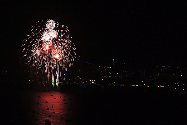 포토 JPG 해외이미지 디자인 계절 기념일 행복 바다 백그라운드 겨울 패턴 파타야 태국 자연 하늘 불 휴가 새로움 기념 폭죽 불꽃놀이 미술 이벤트 사람없음 건물 장식 빨간색 빛 컬러풀 반사 우주 검은색 축제 어둠 경쟁 흰색 축하 도시 황금 야간 폭발 사인 해외포토 자연요소 건축물 감정 아시아 컬러 컨셉 무늬 놀이 문화예술 생태계 파일형식 이미지허브
