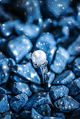 포토 JPG 해외이미지 장신구 실내 사람없음 뷰티 조약돌 반지 화려 우아함 보석 파란배경 진주 해외포토 백그라운드 컨셉 내부 파란색 돌_바위 광석 파일형식 이미지허브