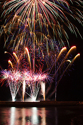 포토 JPG 해외이미지 결혼 크리스마스 하늘 불꽃 새로움 새해 사람없음 컬러풀 반사 어둠 축하 야간 폭발 연도 레가타 해외포토 자연요소 기념일 컬러 컨셉 불 이벤트 파일형식 이미지허브