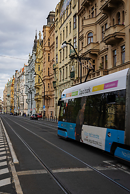 포토 JPG 해외이미지 유럽 도로 여행 건축양식 자동차 휴가 거리 버스 사람없음 야외 건물 관광지 햇빛 도시 보행로 전차 A 체코 프라하 공화국 명승지 보헤미아 선로 전국 해외포토 건축물 알파벳 건축 나라 길 육상교통 교통시설 대중교통 풍경 태양 파일형식 이미지허브