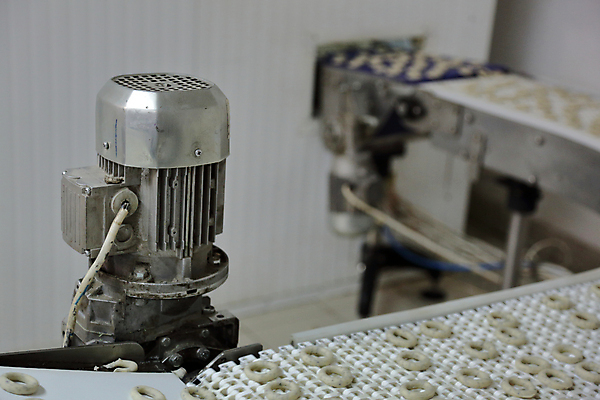 포토 JPG 해외이미지 이동 공장 실내 사람없음 아웃포커스 기계 운반 반죽 컨베어밸트 해외포토 컨셉 공업 촬영기법 내부 파일형식 이미지허브