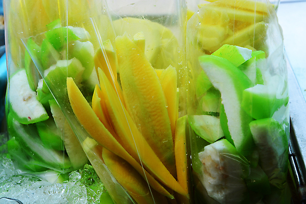 포토 JPG 해외이미지 아시아 음식 조각 과일 태국 거리 종류 서기 사람없음 물 쌓기 얼음 용 신선 시장 맛 보호 구매 자르기 먹기 방콕 망고 해외포토 자연요소 나라 컨셉 모션 쇼핑 열대과일 파일형식 이미지허브