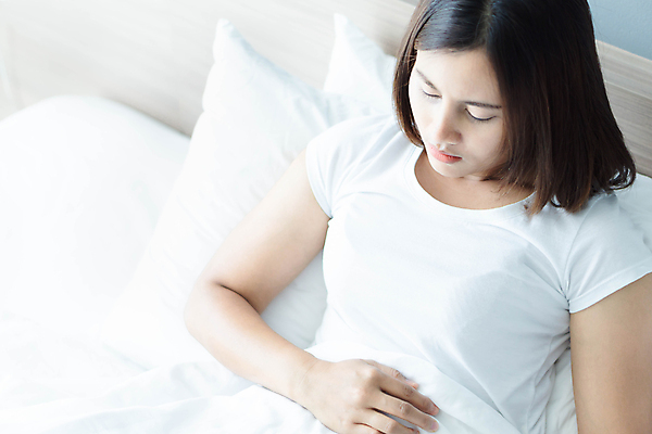 포토 JPG 해외이미지 여자 한명 동양인 고통 흰색 침대 문제 거짓말 복근 해외포토 1 감정 컬러 가구 근육 사람 인종 파일형식 이미지허브