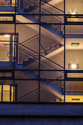 포토 JPG 해외이미지 건축양식 창문 유리 출입구 조명 바닥 주택 실내 안전 사람없음 내부 건물 빛 문 계단 어둠 블록 긴급 야간 저녁 문학 단계 빛망울 대피 방법 해외포토 자연요소 건축물 건축 재질 파일형식 이미지허브