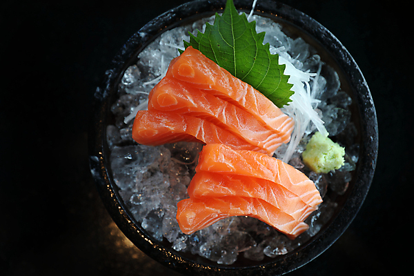 포토 JPG 해외이미지 접시 문화 젓가락 요리 동양인 사람없음 얼음 초밥 회 신선 고추냉이 해산물 연어 내추럴 일본음식 스타일 해외포토 자연요소 식기 음식 수저 어류 인종 양념 파일형식 이미지허브