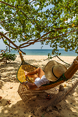 포토 JPG 해외이미지 1 라이프스타일 여자 수영복 행복 아시아 바다 섬 여행 백그라운드 하늘 휴가 휴식 열대 한명 사람 야외 물 여름 파란색 유행 여행객 스파 침묵 자유 오세아니아 피부 휴양지 해먹 석호 파라다이스 해외포토 자연요소 옷 계절 감정 나라 컬러 컨셉 생활 신체부위 소리 장소 침대 파일형식 이미지허브
