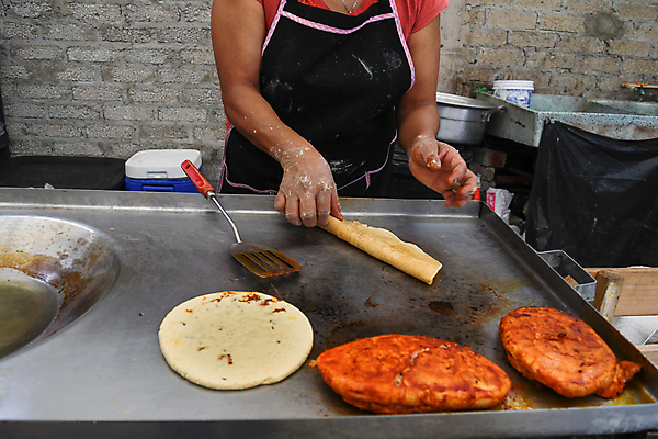 포토 JPG 해외이미지 전통 접시 음식 고추 탁자 치즈 멕시코 옥수수 요리 한명 목재 컬러풀 주방 식당 식사 저녁식사 뜨거움 맛 향신료 준비 매움 성분 히스패닉 점심식사 살사댄스 섞기 핸드메이드 해외포토 나무 1 식기 컬러 가구 컨셉 북아메리카 채소 재료 유제품 곡류 사람 상점 춤 향미료 파일형식 이미지허브