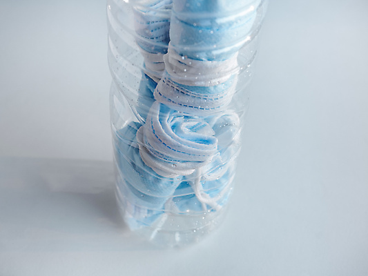 포토 JPG 해외이미지 디자인 얼굴 백그라운드 컨셉 건강 가면 안전 사람없음 파란색 펼침 장비 간호사 흰색 면 바이러스 보호 질병 쓰레기 폐기물 위험 플라스틱 오브젝트 예방 감염 롤 고립 돌봄 접기 제어 중고 해외포토 컬러 의학 모션 재질 신체부위 의료진 파일형식 이미지허브