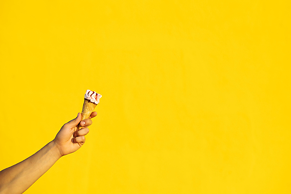 포토 JPG 해외이미지 1 라이프스타일 손 응시 옷 남자 여유 백그라운드 티셔츠 딸기 아침 휴가 휴식 아이스크림 한명 사람 컬러풀 햇빛 태양 뷰티 노란색 유행 맑음 추위 신선 속도 라일락 8월 7월 스타일 해외포토 주간 자연요소 시선 꽃 감정 컬러 컨셉 셔츠 과일 날씨 디저트 생활 신체부위 날짜 파일형식 이미지허브