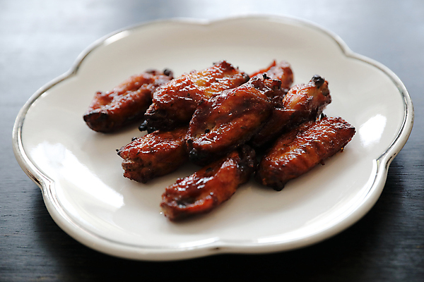 포토 JPG 해외이미지 접시 검은배경 실내 사람없음 양념치킨 닭날개 미국음식 버팔로윙 해외포토 식기 백그라운드 서양음식 내부 검은색 치킨 닭고기 파일형식 이미지허브