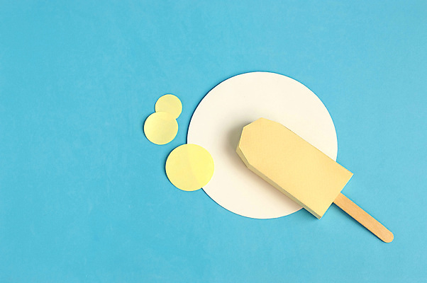 포토 JPG 해외이미지 종이 아이스크림 실내 사람없음 페이퍼아트 오브젝트 종이공예 파란배경 막대아이스크림 해외포토 백그라운드 디저트 내부 파란색 공예 파일형식 이미지허브