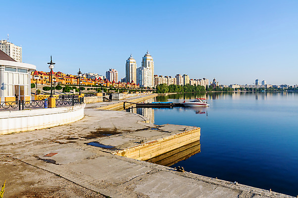 포토 JPG 해외이미지 나무 계절 별 파도 여행 건축양식 풍경 사람없음 야외 건물 초록색 빛 강 햇빛 태양 반사 노란색 평화 맑음 침묵 새벽 도시 마법 타운 넘어짐 우크라이나 해외포토 자연요소 식물 건축물 건축 유럽 바다 컬러 컨셉 모션 날씨 소리 파일형식 이미지허브