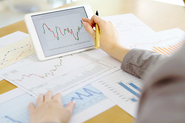 포토 JPG 해외이미지 직업 1 손 비즈니스 손가락 성공 그래프 직장 사람 사람없음 금융 경제 알약 펜 판매 디지털 자료 정보 성장 잡기 바 비즈니스우먼 결과 계획 상담원 주식 무선전화기 분석 오브젝트 보고서 문서 투자 전자 수익 관심 수입 예산 비용 해외포토 여자 컨셉 회사 모션 신체부위 필기구 약 직장인 사무원 전화기 파일형식 이미지허브