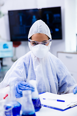 포토 JPG 해외이미지 응시 여자 과학 실내 실험기구 실험 마스크 한명 상반신 성인 실험복 실험실 과학자 플라스크 보안경 넣기 연구소 성인여자한명만 방호복 해외포토 직업 1 시선 옷 모션 사람 내부 가운 안전장비 학자 여자한명만 성인여자만 파일형식 이미지허브