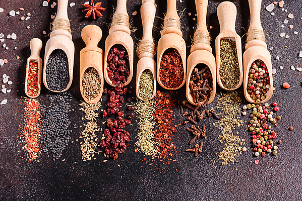 포토 JPG 해외이미지 백그라운드 잎 재료 고추 탁자 파프리카 건조 마늘 요리 씨앗 동양인 사람없음 빨간색 초록색 컬러풀 주방 숟가락 검은색 어둠 양념 조미료 사발 고수 맛 가루 인도인 허브 메뉴 유기농 매움 아로마 소금 향 레시피 후추 카레 생강 바질 로즈메리 시나몬 강황 해외포토 외국인 식물 웰빙 음식 컬러 가구 컨셉 채소 식재료 수저 인종 사기그릇 향신료 향미료 파일형식 이미지허브