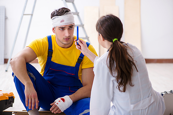 포토 JPG 해외이미지 응시 여자 남자 노동자 실내 들기 앉기 상반신 성인 두명 앞모습 뒷모습 치료 환자 의사 응급치료 성인만 해외포토 직업 시선 뷰포인트 의학 모션 사람 내부 의료진 파일형식 이미지허브