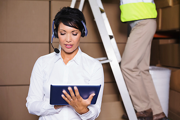 포토 JPG 해외이미지 백인 여자 남자 40대 중년 사다리 노동자 실내 들기 상반신 20대 성인 두명 앞모습 옆모습 태블릿 헤드폰 하반신 비즈니스우먼 감독 오르기 물류창고 해외포토 서양인 직업 뷰포인트 음향기기 비즈니스 모션 사람 청년 내부 전자제품 스마트기기 도구 직장인 창고 파일형식 이미지허브