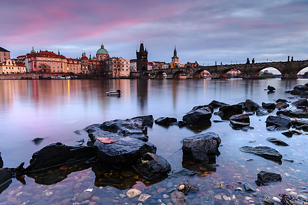 포토 JPG 해외이미지 계절 여행 자연 하늘 휴가 풍경 사람없음 관광지 강 사진촬영 황혼 일몰 도시 중세 역사 야간 저녁 강가 그림 엽서 암초 체코 방문 프라하 타운 동유럽 구시가지 옛날 해외포토 자연요소 유럽 노을 촬영 편지 생태계 파일형식 이미지허브