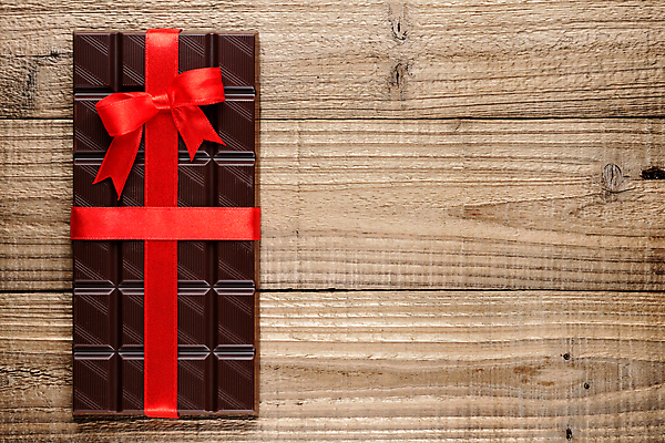 포토 JPG 해외이미지 리본 음식 디저트 사탕 사람없음 목재 빨간색 갈색 과자 초콜릿 어둠 바 달콤 맛 널 활 질감 칼로리 강렬 카카오 카피스페이스 해외포토 나무 컬러 컨셉 재료 공백 파일형식 이미지허브