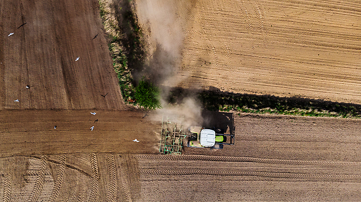 포토 JPG 해외이미지 계절 산업 패턴 밭 농업 노동자 건조 씨앗 풍경 사람없음 야외 농작물 농장 농경지 기계 흙 장비 운전 수확 시골 업무 농부 땅 만취 준비 먼지 트랙터 드론 밭일 쟁기 조감도 파종 해외포토 식물 직업 무늬 모션 농사 작업 농기계 특수차량 술취함 파일형식 이미지허브