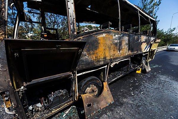 포토 JPG 해외이미지 도로 육상교통 교통시설 자동차 유리 불 버스 경고 안전 사람없음 쌓기 여행객 금속 손상 운전 긴급 도시 고속도로 수리 위험 충돌 사건 속도 공포 스크래치 모터 찌그러짐 구김 깨짐 범퍼 재앙 차고 해외포토 자연요소 길 교통수단 교통 컨셉 모션 재질 대중교통 사람 시설 파일형식 이미지허브