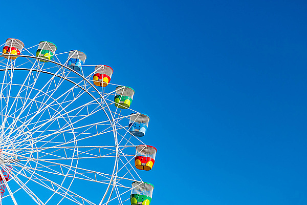 포토 JPG 해외이미지 주간 행복 하늘 휴식 사람없음 야외 파란색 맑음 놀이공원 주말 대관람차 해외포토 자연요소 감정 컬러 컨셉 날씨 테마파크 놀이기구 파일형식 이미지허브